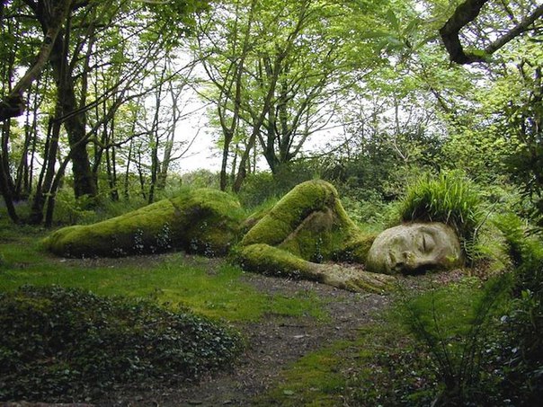 Предметы могут тонуть не только в воде. Это доказывают скульпторы из разных стран, чьи работы мы здесь сейчас вам и покажем.