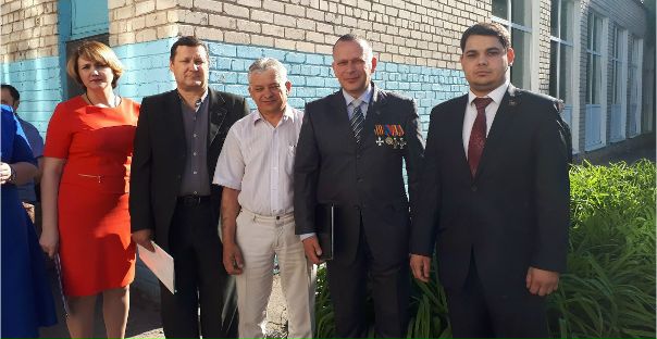 Сегодня 27 мая депутат Народного Совета ДНР Дмитрий Гришин со своими Помощниками-консультантами Михаил Чурон, Эдуард Момот приняли участие традиционном мероприятии последнего звонка