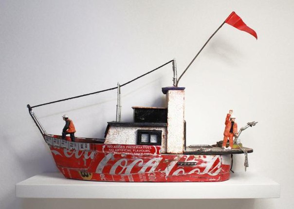 Художник из Великобритании Ник Джоли (Nic Joly) занимается изготовлением витражей, дизайном мебели, делает работы из метала и миниатюрные скульпторы. В серии «Маленькие человечки под ногами» он изобразил жизнь людей величиной с сантиметр, которые занимаются обычными делами. Автор признается, что на эту работу его вдохновил его собственный опыт. Ведь довольно часто приходится ощущать себя таким вот маленьким человечком. Для автора, например, такие чувства рождают нотации родителя, похмелье и уборка