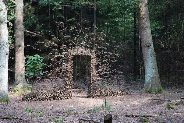 Немецкий скульптор и дизайнер Корнелия Конрадс (Cornelia Konrads) известна своими работами, сделанными в разных жанрах, в том числе в лэнд-арте. Ее творения, которые можно встретить в садах и парках, отличаются необычностью. Часто она для этого использует эффект невесомости, когда элементы композиции как будто парят в воздухе.