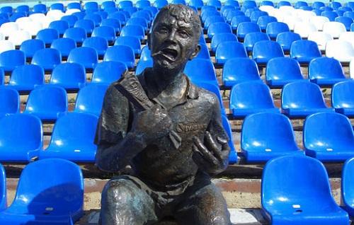 Необычные статуи и скульптуры, которые можно встретить во многих городах мира, это тоже стрит-арт. Монументальный, странный и порой довольно остроумный. Много таких памятников разным событиям, людям, животным и персонажам есть и в России.