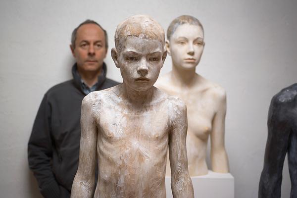 Бруно Уолпот (Bruno Walpoth) – Папа Карло современного искусства. Он делает из дерева живых людей. Скульптуры Бруно сделаны из лайма и ореха и выглядят абсолютно живыми. Трогательными, печальными, задумчивыми и бесконечно одинокими. Художник тщательно соблюдает размеры, пропорции, прорабатывает каждый мускул, каждую кость и каждую вену своих героев. И часто дает им имена.