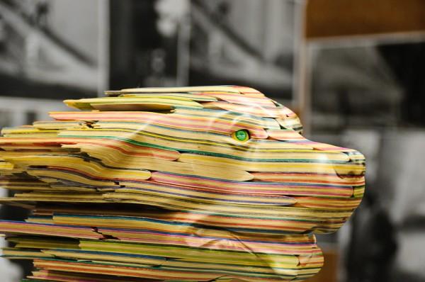 Японский художник Хароши (Haroshi) делает уникальные скульптуры из деревянных дек от скейтов. Прессуя и обрабатывая их, он получает особую фактуру в виде пикселов, мозаики и других узоров. После чего приводит ее в необходимую форму. Автор родом из Токио, 1978 года рождения. Нынешнее ремесло вылилось из юношеского увлечения скейтбордингом.