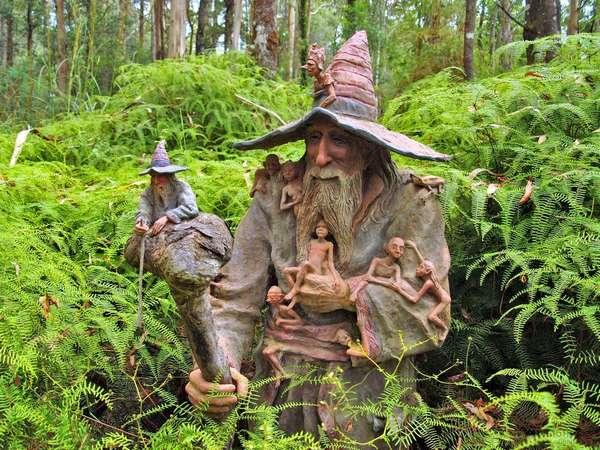 В дебрях густых лесов возле Мерисвиля, что в окрестностях австралийского Мельбурна, случайный прохожий может вдруг увидеть фигуры фантастических лесных существ. Но это не плод воображения, а результат 25-летней работы скульптора Бруно Тофтса (Bruno Torfs). Это одна из самых уникальных выстовок в мире (если это вообще можно назвать выставкой) и одно из самых интересных мест в Австралии.