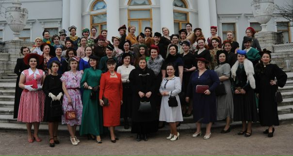 После показа в Летнем саду мы переместились в ЦПКиО им. С.М.Кирова для официальной фотосессии участниц. Доехали не все, но в этих погодных условиях это простительно и понятно. Итак, часть прекрасных нас (фотограф -  Спрожецкая )