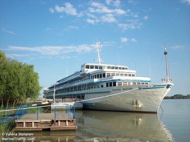 Происходит что-то непонятное: украинский круизный лайнер «Генерал Ватутин» изменил курс, и вместо Одессы направился в Ростов-на-Дону