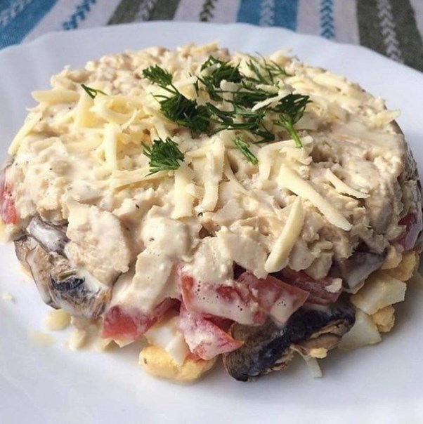 Слоеный салат с шампиньонами 