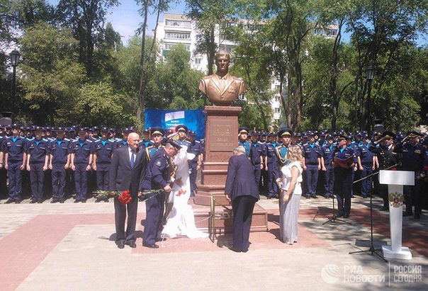 В Воронеже у школы №85 открыт бюст Героя России летчика майора Романа Филипова