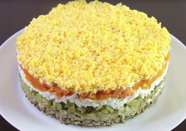 СЛОЁНЫЙ САЛАТ С КУРИНОЙ ПЕЧЕНЬЮ И СОЛЁНЫМИ ОГУРЦАМИ 