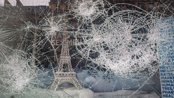 Макрон объявил во Франции чрезвычайное положение