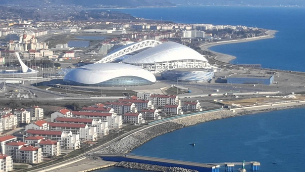  Адлер — самый южный курорт России, младший брат Сочи и добрый сосед Красной Поляны. Технически Адлер входит в состав города-курорта Сочи, но давайте рассматривать его как самодостаточную точку на карте, тем более, здесь действительно есть чем себя занять и где отдохнуть. Адлер стоит на побережье Черного моря, раскинувшись на 17 км по обоим берегам буйной горной речки Мзымты. 