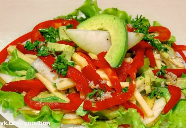 Салат из авокадо с грушей и сыром