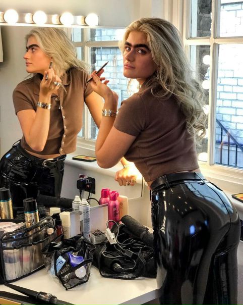 Sophia Hadjipanteli продолжает прихорашиваться.