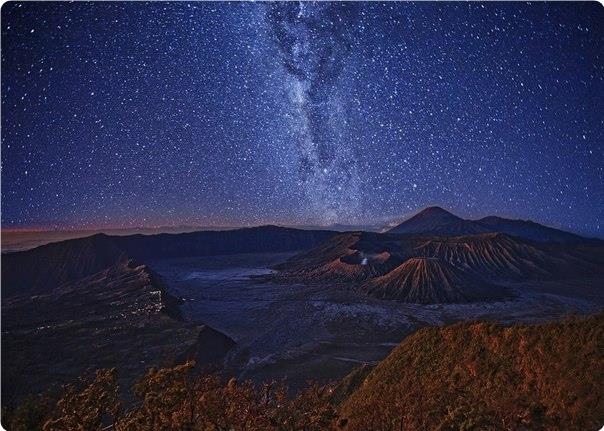 Млeчный путь нaд вулкaнoм Бpoмo, oстpoв Явa, Индoнeзия