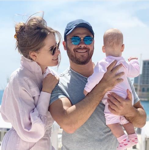 Эмин поделился семейным снимком. 