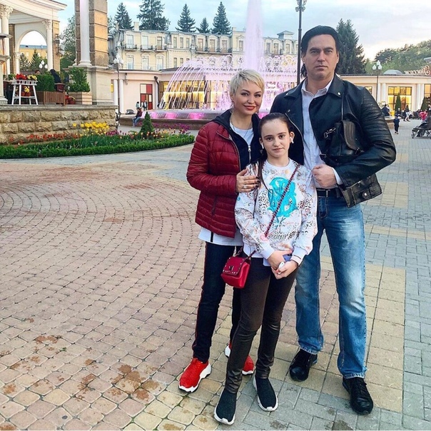 Катя Лель поделилась снимком со своей семьей.