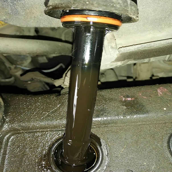 Подскажите, это нормальный уровень масла в свечных колодцах Просто на катушке метки не видно...